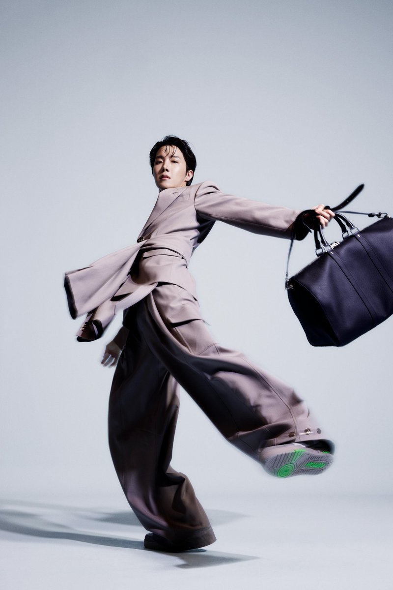 ArmyStv's tweet photo. 📸 Foto de j-hope para a nova campanha da bolsa Keepall da Louis Vuitton!

Que lindo!!!! 😍

🔗https://t.co/BggpDQ201S… https://t.co/1doJtW4qi1