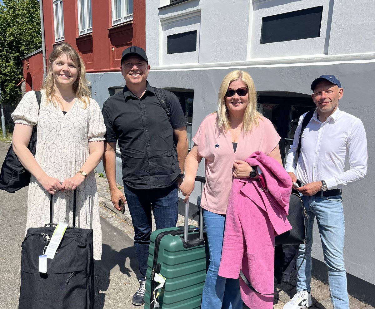 Så er <a href="/Farmakonom/">Farmakonomforeningen</a> ankommet til #fmdk -  vi glæder os til spændende dage med debatter og livlige snakke. Ræk ud hvis du vil drikke ☕️ med os, eller du har en debat, som vi skal tage til 🙌 @AnnMariGrnbk1 <a href="/bjoern_Klinke/">Bjørn Klinke</a>