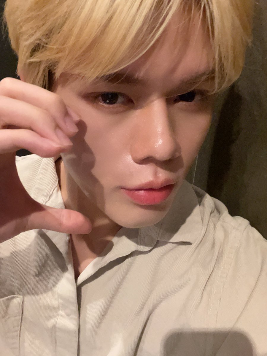 GHOST9OFFICIAL's tweet photo. 가까이 찍은 셀카가 예쁘게 잘 나오네요 🤳 

#PRINCE #프린스 https://t.co/Aq3G6BNWjK