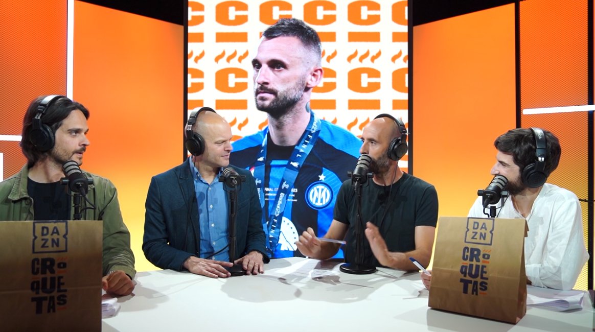 marifcinter's tweet photo. #BorjaValero: "#Brozovic è incredibile. Per farvi capire: uno dei primi giorni con Conte, in ritiro a Lugano, ci fanno fare una prova fisica. Ci mettono le maschere per prendere i valori e dovevamo fare su e giù, avanti e indietro. Quando non ce la facevi più, ti fermavi. Era una prova di resistenza. Facciamo tutti, chi più chi meno. Poi tocca a Brozo e parte: avanti, indietro, avanti, indietro. Tutti si sono fermati da soli, lui l'hanno dovuto fermare. Non si fermava più, gli hanno detto basta"