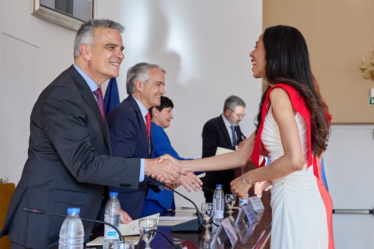 esc_espana's tweet photo. Ayer tuvo lugar el acto de entrega de diplomas a los estudiantes del #Máster en #Diplomacia y #RRII de la @esc_espana, en una ceremonia presidida por el Subsecretario del @MAECgob, Luis Manuel Cuesta Civís. ¡Enhorabuena a todos por el gran trabajo que habéis hecho!👏 https://t.co/VWlerEcGD5