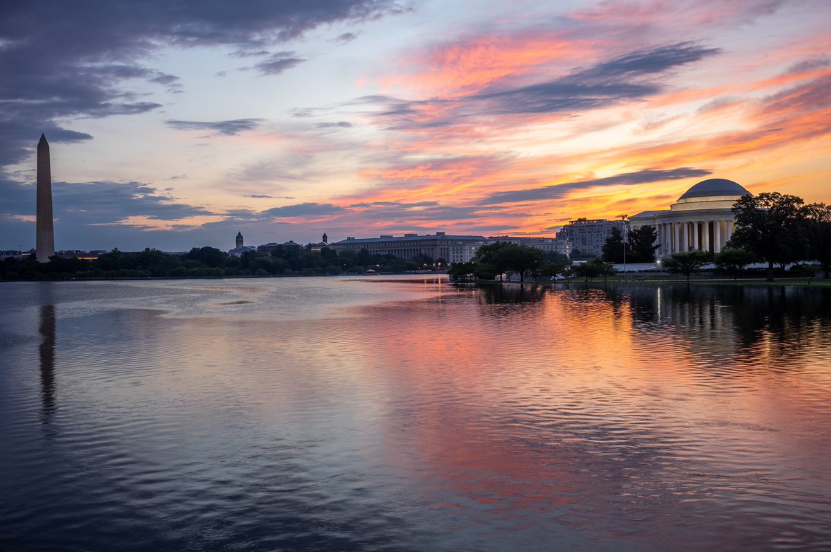 Beautiful sky and reflections at the Tidal Basin this morning. @capitalweather @Eileen7News @WeatherJackie @ChuckBell4 @abc7gmw #DCwx #sunrise