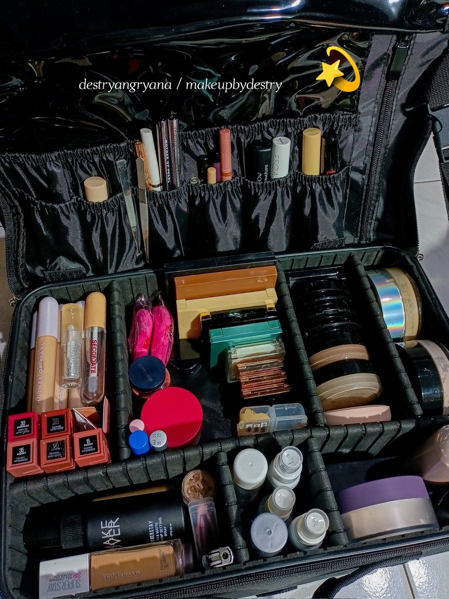 destryangryana's tweet photo. aku self taught MUA, bukan lulusan sekolah makeup &amp; belum kursus sama sekali, tapi aku berusaha bgt tiap kali dateng ke tempat client tuh dgn produk, brush, semua alatnya dalam keadaan bersih 🥹

secapek apa pun aku H-1, aku tetep lap bersih semua yg akan dipakai buat makeupin 🫶 https://t.co/IKSGHIwNkH