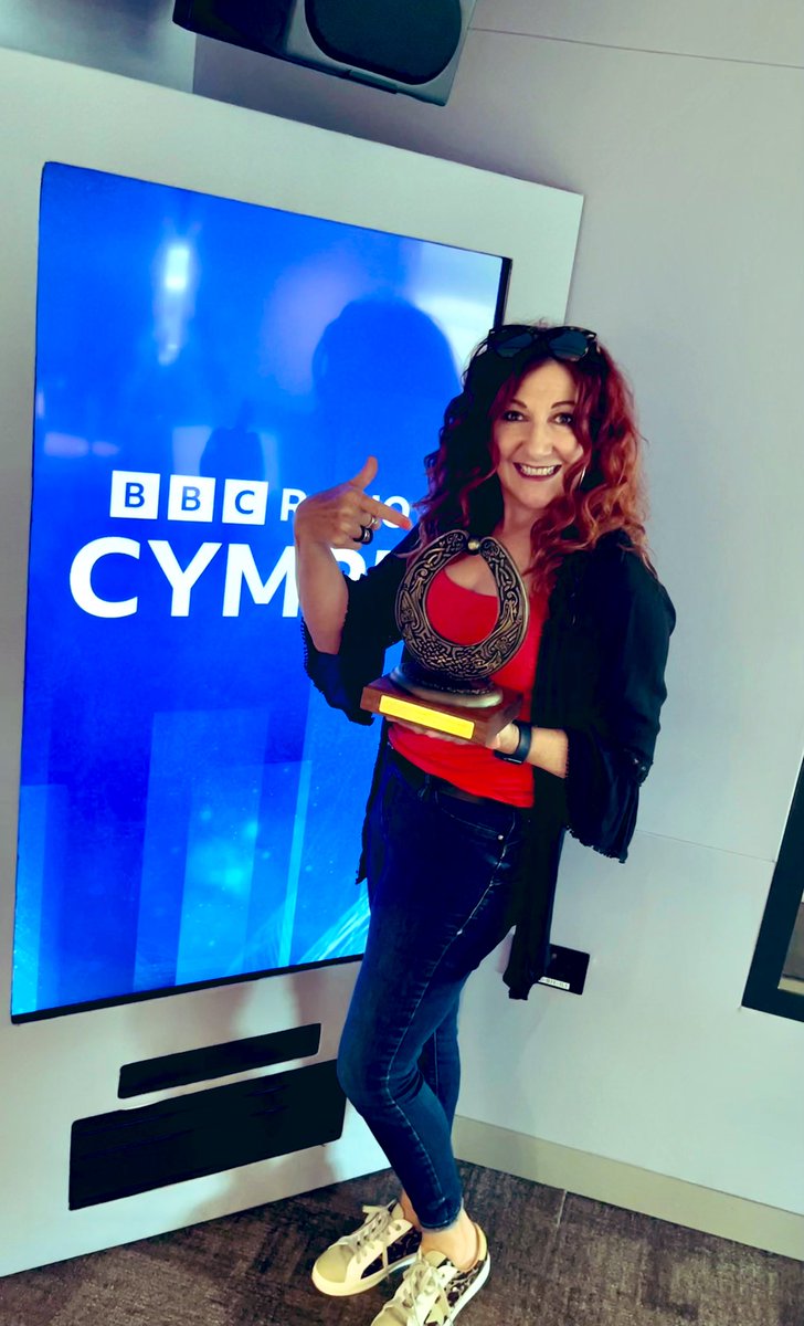 RealShanCothi's tweet photo. Ha ha diolch o galon @MrEilirOG a Mr @robynlynevans am drafodeth swmpus am @cardiffsinger heddi ar Bore Cothi @BBCRadioCymru Mwynhau pob sgwrs yn ofnadwy! Mwy i ddod fory! Edrych mlan i gal eich cwmni 👍👌#borecothi #cymanfa https://t.co/azm4gqpBSU