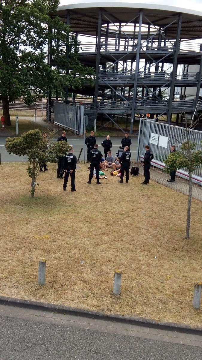 aktion_autofrei's tweet photo. Die Polizei ist schon ganz interessiert und hört sich unsere Vorschläge zur #Transformation und #Vergeseelschaftung von #VW genau an.
Ihr Diskussionsbeitrag: #OinkOink
#VWUmbauen #AktionAutofrei #Strassenbahn #Verkehswende #TransformVW #Vergesellschaftung #BlockVW https://t.co/e15fJqYeMF