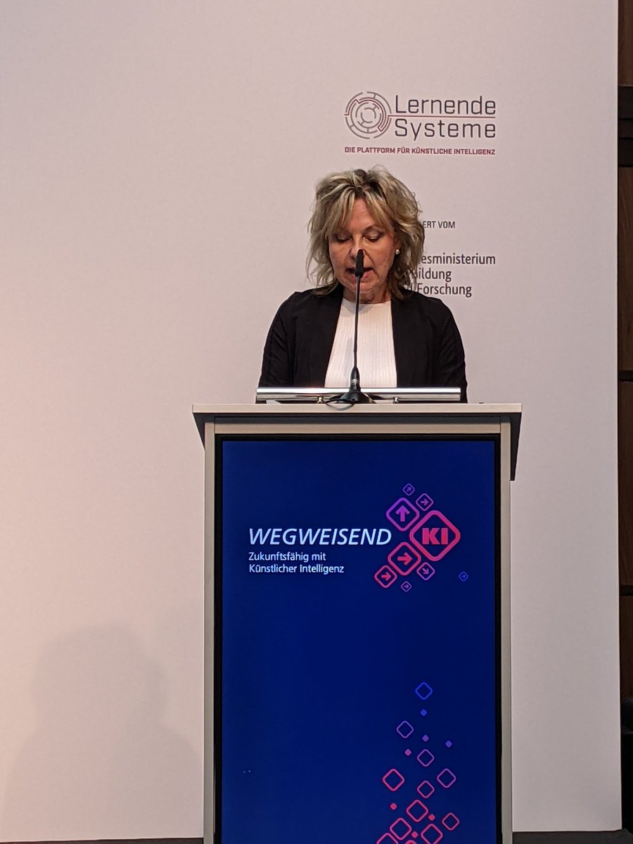 LernendeSysteme's tweet photo. Die Weichen jetzt stellen, damit Deutschland bei #KI künftig nicht Mittelmaß ist: @sabinedoering @BMBF_Bund auf der #PLSKonferenz2023 https://t.co/BadFKxStyF
