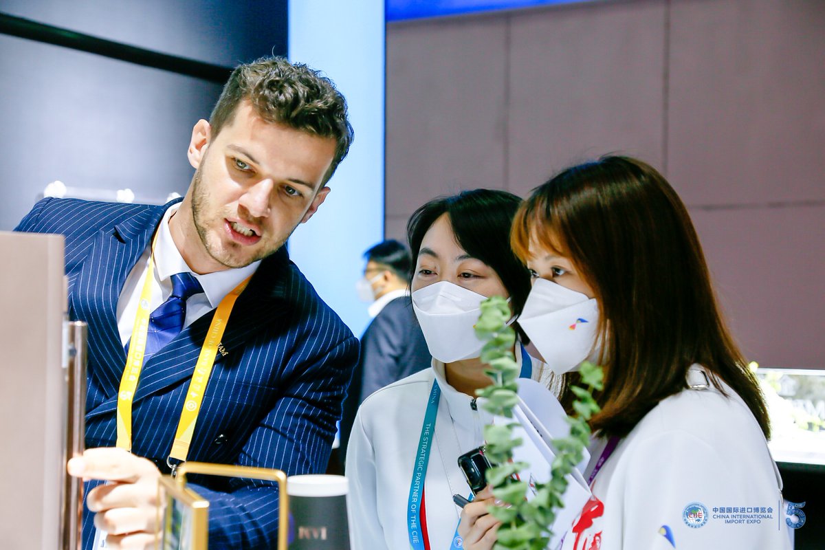 Recent visits to #China by senior executives of global multinationals, many of which are #CIIE exhibitors, reflect their confidence in China's economic prospects and market, manufacturing strength and innovation capability. Read more🔗bit.ly/3CucW9Y