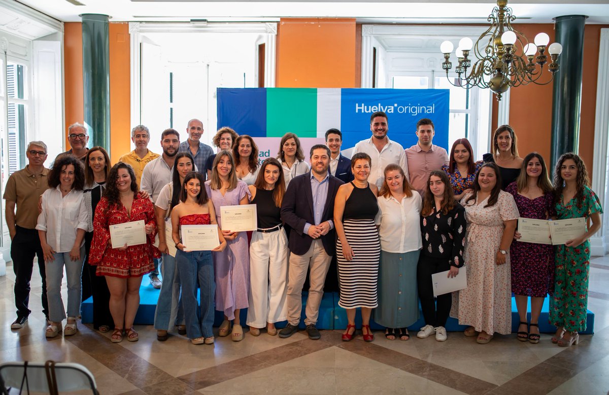 AytoHuelva's tweet photo. 📣14 jóvenes desempleados culminan la I edición del Programa de Empleo y Formación Huelva Promoción Turística de @AytoHuelva 
El programa ha tenido  570 horas de formación,para continuar con un trabajo efectivo de más de 1.000 horas como promotor turístico.https://t.co/AGy3e3sdr2 https://t.co/0R2MuuXIO6