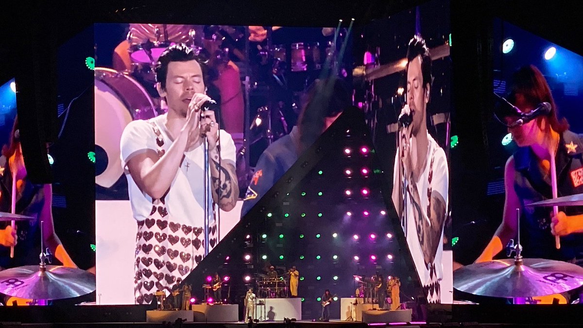 immerfrei's tweet image. אנשים: קונים כרטיסים להופעה חודשים/ שבועות לפני
אני: קונה כרטיס 40 דקות לפני תחילת המופע

אנשים: מגיעים ב17:00 פתיחת דלתות
אני: מגיעה 20:25
תחילת מופע 20:30
🤷🏻‍♀️