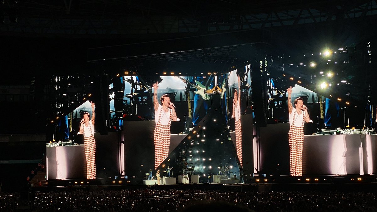 immerfrei's tweet image. אנשים: קונים כרטיסים להופעה חודשים/ שבועות לפני
אני: קונה כרטיס 40 דקות לפני תחילת המופע

אנשים: מגיעים ב17:00 פתיחת דלתות
אני: מגיעה 20:25
תחילת מופע 20:30
🤷🏻‍♀️