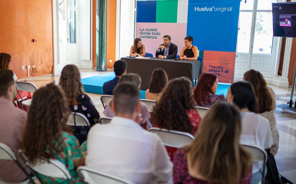 AytoHuelva's tweet photo. 📣14 jóvenes desempleados culminan la I edición del Programa de Empleo y Formación Huelva Promoción Turística de @AytoHuelva 
El programa ha tenido  570 horas de formación,para continuar con un trabajo efectivo de más de 1.000 horas como promotor turístico.https://t.co/AGy3e3sdr2 https://t.co/0R2MuuXIO6