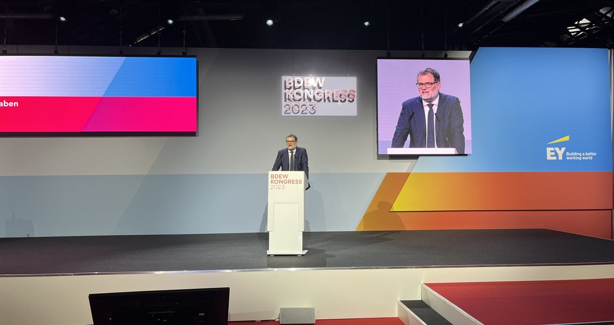 bdew_ev's tweet photo. .@W_Schmidt_ bedankt sich auf dem #bdewk23 in einer Keynote zum Thema „#Energiepolitik in der Zeitenwende“ bei der #Energiewirtschaft für die Umsetzung der Energiepreisbremsen. Die Unternehmen haben viel geleistet. https://t.co/0rIwajc4Jz