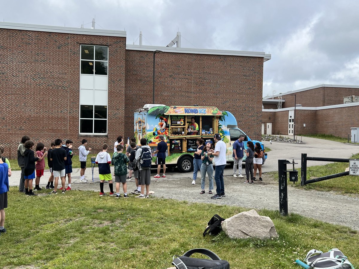 Medfield_SC's tweet photo. Blake Students were treated to a shaved ice truck and Memorial Students held a book swap.
#medfieldps #beproudbedale #wheelockians #bmsed #mempk1 @JeffreyJMarsden https://t.co/vGqZNoBrlm