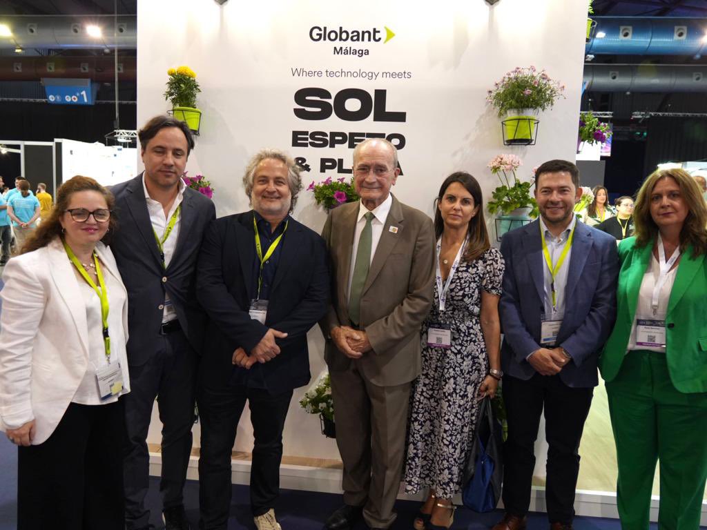 Globant también cuenta con un expositor en #DES2023. El alcalde, <a href="/pacodelatorrep/">Paco de la Torre</a>, acompañado del cofundador de <a href="/Globant/">Globant</a>, Guibert Englebienne, ha visitado el stand de la empresa en el marco del lanzamiento de las 50 becas de su programa ‘Code your future’