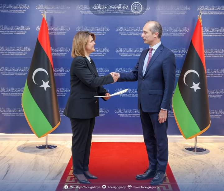 Mofa_Libya's tweet photo. #طرابلس | استقبلت وزيرة الخارجية والتعاون الدولي السيدة نجلاء المنقوش صباح اليوم الأربعاء بمكتبها السفير الإيطالي الجديد لدى #ليبيا السيد #جانلوكا_البيريني الذي قدم لها نسخةً من أوراق اعتماده سفيراً لبلاده لدى ليبيا. https://t.co/RsnugsTDIZ
