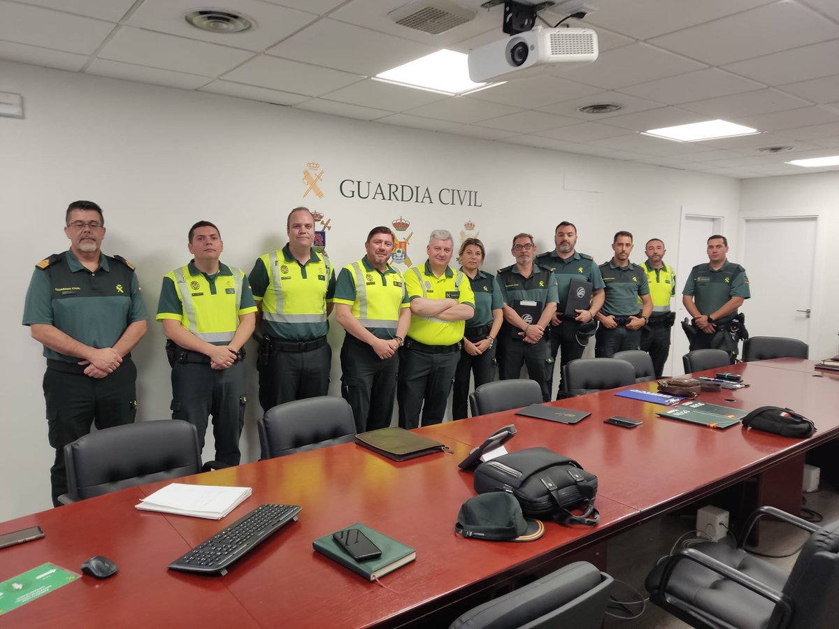 Día de hoy Delegados @apc_caceres y @apc_badajoz han tenido el honor de representar a nuestra Asociación en la reunión con el Sr. Tcol. Jefe Sector Agrupación Guardia Civil Tráfico de Extremadura 
#poryparaloscabos