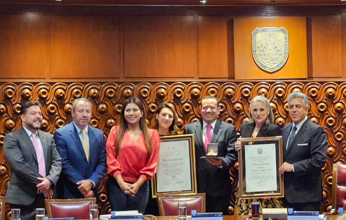 Desde <a href="/CANACOMexico/">CanacoCDMX</a>  es un gusto recibir la medalla al mérito por parte del Congreso de la Ciudad de México <a href="/FridaJGuillen/">Frida Guillen</a> <a href="/JesusRodCar/">Jesus Rodriguez Cardenas</a> <a href="/NathalieDesplas/">Nathalie Desplas</a>