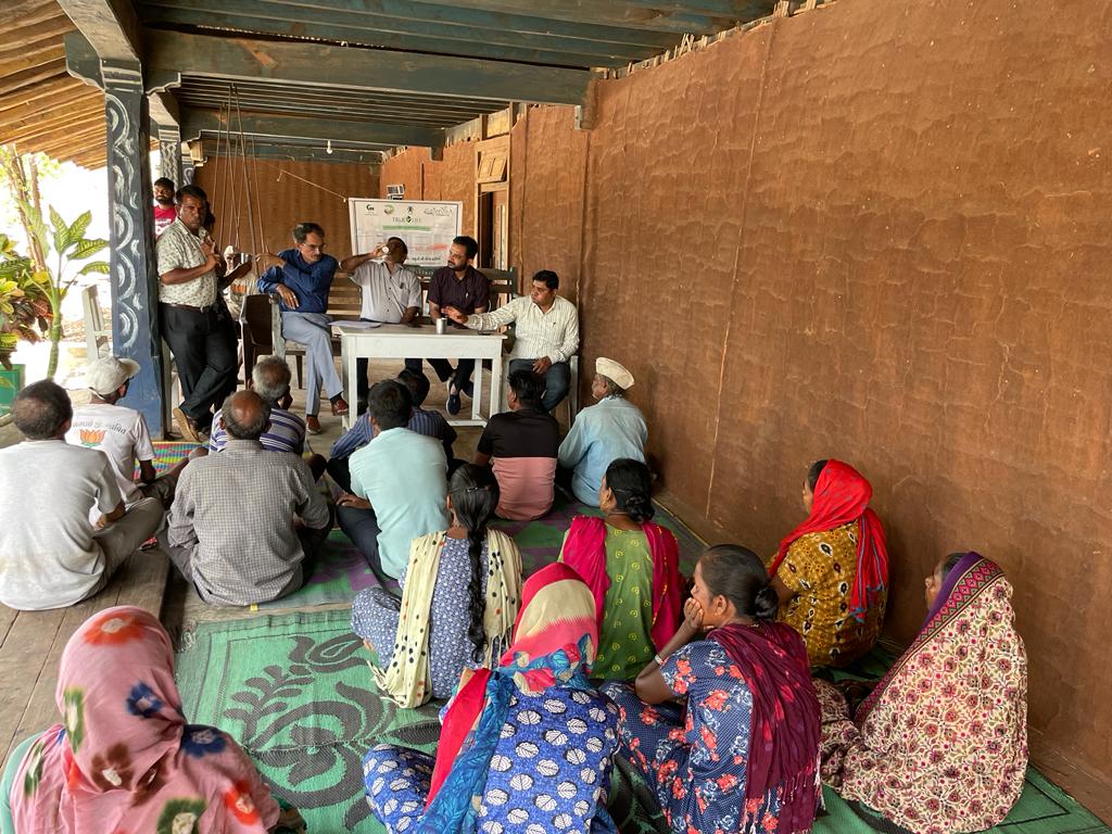 AshwinP93069969's tweet photo. ડાંગ પ્રાકૃતિક યોજના અન્વયે હેન્ડ હોલ્ડીંગ એજન્સીની ચાલતી કામગીરીની ચકાસણી માટે નિગમ દ્વારા કુબેર એજન્સી -મહાલ ICS, ટ્રુ લાઈફ એજન્સી -કોસીમદા ICS, ભાલખેત ICSના ખેડૂતોની મુલાકાત લીધેલ @AKRAKESHIAS1 @dipst2003 @RaghavjiPatel @DirectorateofA1 @CMOGuj @CollectorDan https://t.co/JgyKVrurjP