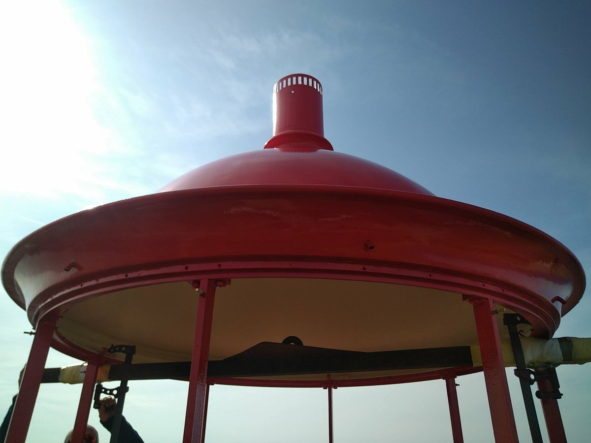 littoral_cdl's tweet photo. Après 10 mois de restauration, la coupole du Phare des Chats à #Groix #Morbihan a été reposée avec succès par les #PharesetBalises. Le phare, mis en service en 1898, peut à nouveau briller au cœur des 260 ha protégés par le @littoral_cdl #patrimoine #phare #FranceRelance https://t.co/l6UilVgzwE
