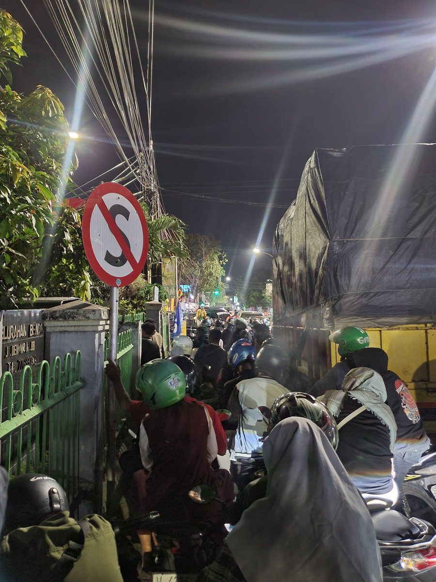 Benowo Surabaya Arah Stadion Gelora Bung Tomo (GBT) MACET TOTAL

#stadiongbt #macettotal #TimnasDay #surabaya <a href="/e100ss/">Radio Suara Surabaya</a> #suarasurabaya