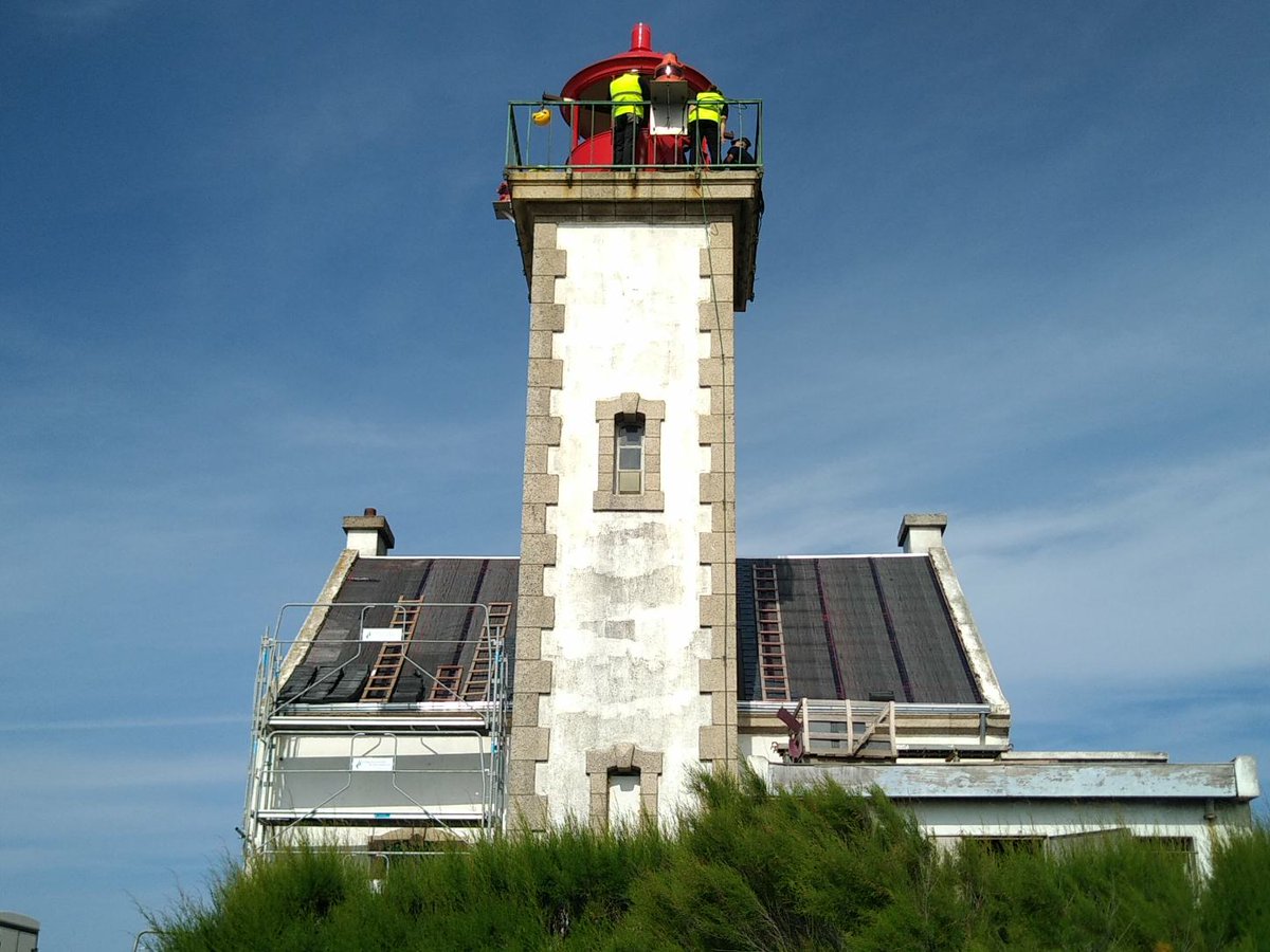 littoral_cdl's tweet photo. Après 10 mois de restauration, la coupole du Phare des Chats à #Groix #Morbihan a été reposée avec succès par les #PharesetBalises. Le phare, mis en service en 1898, peut à nouveau briller au cœur des 260 ha protégés par le @littoral_cdl #patrimoine #phare #FranceRelance https://t.co/l6UilVgzwE