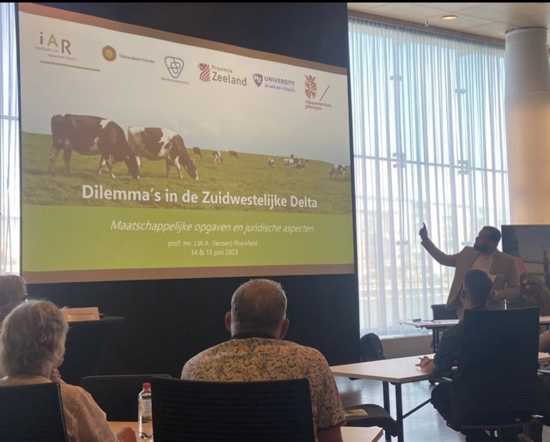 De tweedaagse cursus ‘Dilemma’s in de Zuidwestelijke Delta’ is in volle gang! Mooie onderwerpen, goede sprekers en een prachtige locatie in Middelburg. Dat maakt het ‘dagvoorzitter spelen’ (en zelf ook spreken) ontzettend prettig! <a href="/provzeeland/">Provincie Zeeland</a> <a href="/agrarischrecht/">IAR</a> <a href="/HZeeland/">HZ - handle holder</a>