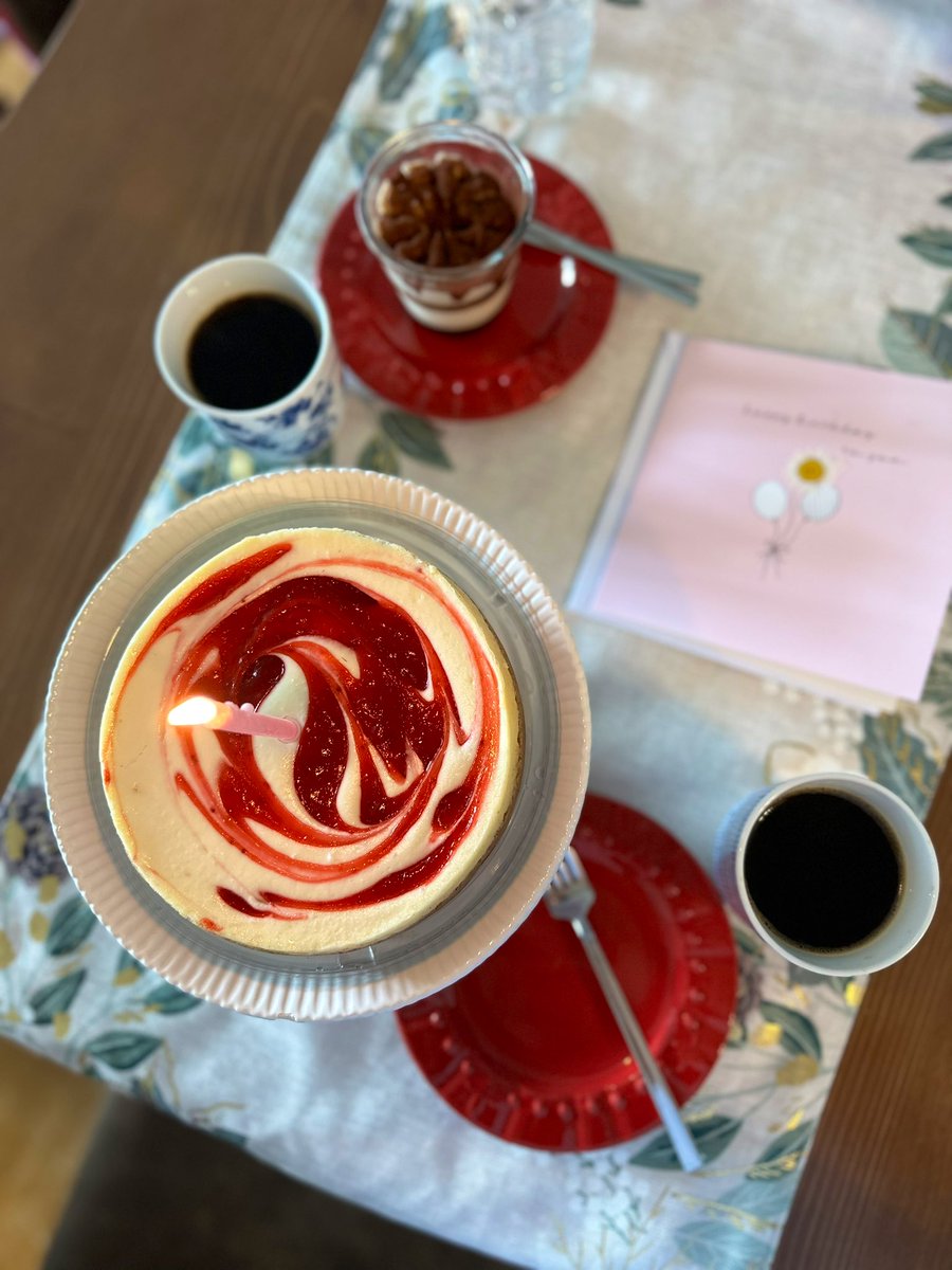 Dostlar iyi ki var🤍 Zihnimde Maşa ile Koca Ayı’daki Maşa’nın söylediği iyi ki doğdum ben şarkısı çalıyor😅