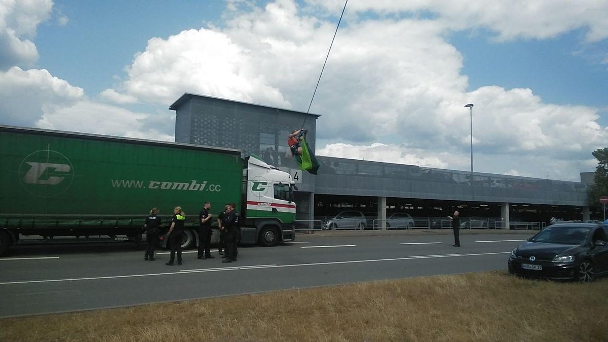 aktion_autofrei's tweet photo. Kurzzeitig wurden LKW unter der Traverse durchgeschickt. Damit gefährden die #CO2ps Leben! https://t.co/Cg1DXMyVSe