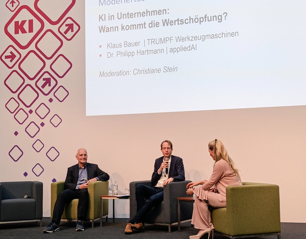 LernendeSysteme's tweet photo. Wo bleibt die Wertschöpfung durch #KI? Erst fragen: was möchte ich als Unternehmen erreichen? Dann: nah am Produkt und den Kernprozessen bleiben. Philipp Hartmann (appliedAI) und Klaus Bauer @TRUMPF_News auf der #PLSKonferenz2023. https://t.co/mQRizJvk7q