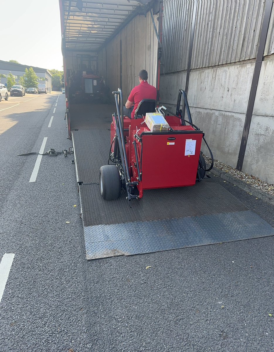 Another 2 loads off today. Great effort from the goods out team this week. 👏

Next stop <a href="/ListerWilderGC/">Lister Wilder GC</a> &amp; <a href="/cjgroundscare/">CJ Groundscare</a> <a href="/cjohnstongarden/">Cyril Johnston & Co</a>