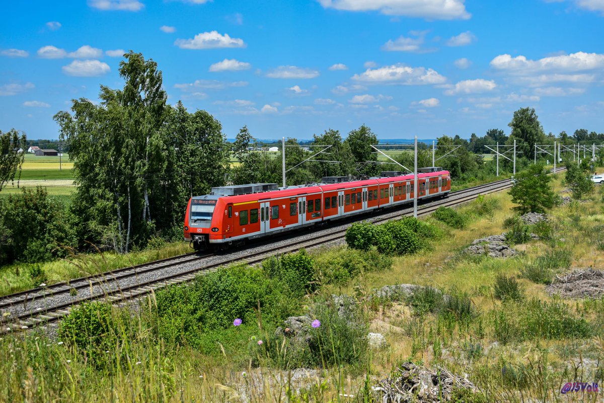 15Volt's tweet photo. #Laupheim,
ein 425 304-3 #Quitschi auf der Linie #RS21 (Regio-S-Bahn) kommend von #Ulm sowie #Laupheim Stadt nach #Biberach (Riß) hier zwischen Laupheim Stadt und #Schemmerberg. ❤️
#BR425 #regiosbahn #bahn #triebwagen #bwegtbw #eisenbahn https://t.co/jLzSWspkz2