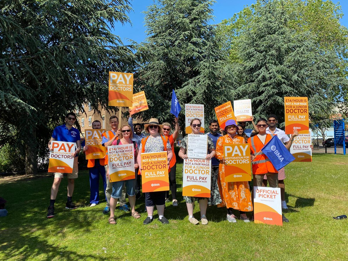 We were out today at Leicester Royal Infirmary:
From the early birds to the later joiners...

To the government we say: 'we're not going away' 
open.spotify.com/track/71F7kka5…

We're not worth less than 2008.

#FullPayRestoration #JuniorDoctorsStrike