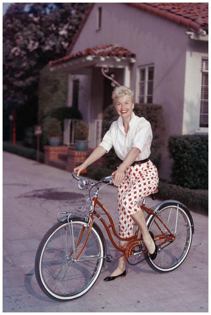Doris Day riding her Schwinn bike early 1960’s.
#DorisDay #jazz #jazzsinger #jazzlegend

Source: bit.ly/dorisday_bike