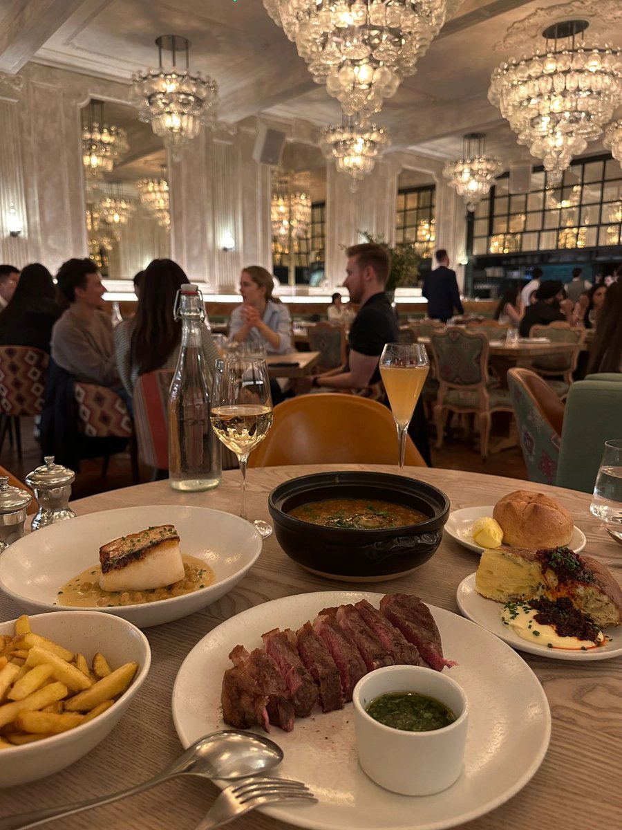 This is a famous Argentine restaurant
As soon as I entered the door, I was decorated beautifully, and I ordered cod risotto for my main course,Medium sirloin steak, which was really delicious. The fried cod is so springy, and the reddish beef looks so good when it's cut
