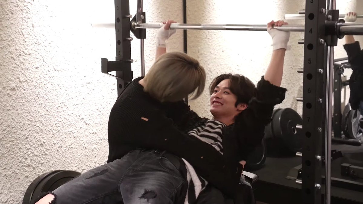 smolsungies's tweet photo. like honestly very genuinely curiously wondering How did they get into this position in the first place like . what motivated them to. be in this situation https://t.co/UzBZpc4cCA