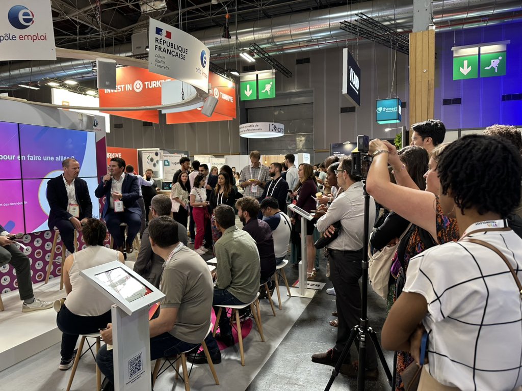 Romualdcg's tweet photo. #Data, #IA, #Gaming, #API Des sujets qui nous animent au quotidien et en ce moment sur le stand de @pole_emploi (B28) à #VivaTech2023 🚀  

Dans un instant : (re)découvrez “Mes évènements emploi”, la solution de l’#EmploiStore pour l'emploi, près de chez soi 📲  #AvecPôleEmploi https://t.co/rcnc2hPwte