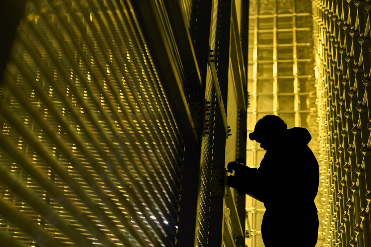CERN_FR's tweet photo. La #PhotoDeLaSemaine présente #protoDUNE, une démonstration des futurs détecteurs DUNE actuellement en construction aux États-Unis.
Rejoignez-nous demain à 18h00 CEST pour une session en direct avec @CERN, @Fermilab et @Sanfordlab pour découvrir les mystères de DUNE. https://t.co/dpzJLER6s6