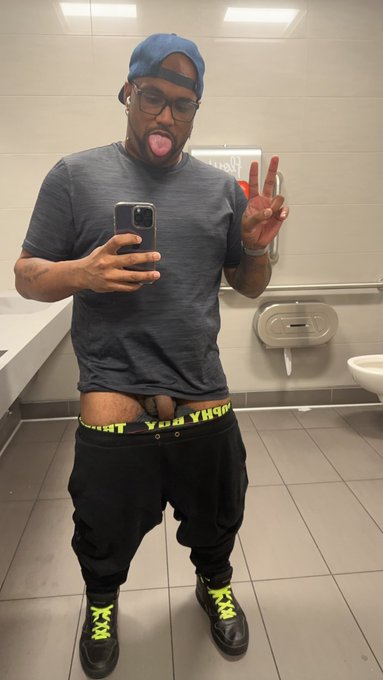 Feeling myself in the airport https://t.co/6fB7Fzf7Pj<a href="/tag/newprofilepic"class="tags"><span>#newprofilepic</span></a>