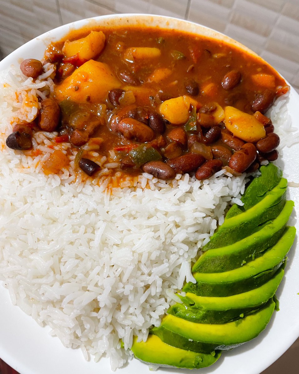 Kamali_21's tweet photo. Just crumble royco cubes and have yourself tasty beans today or tomorrow. The soup is souping! 
#RoycoCubes #TastiestBeans https://t.co/fHdp8VL8Ki