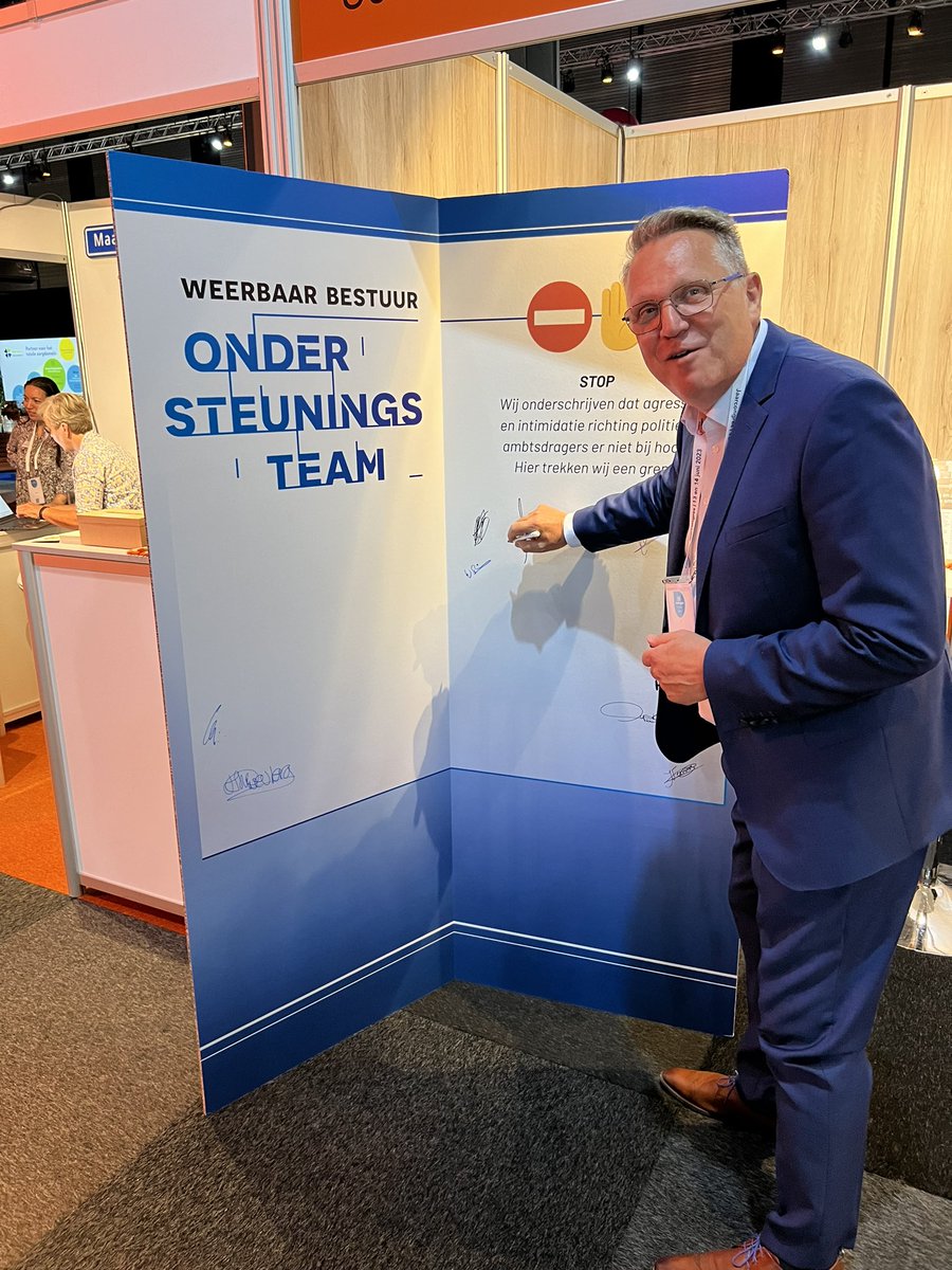 RaadslidNu's tweet photo. Stop agressie en intimidatie tegen raadsleden, wethouders en burgemeesters vandaag ondertekend door congresgangers #vngcongres2023 #ondersteuningsteam https://t.co/PZkQkq2eIy