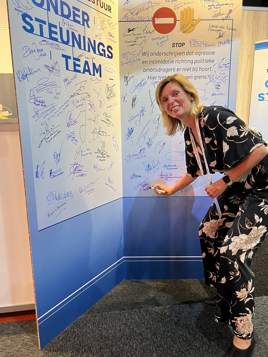 RaadslidNu's tweet photo. Stop agressie en intimidatie tegen raadsleden, wethouders en burgemeesters vandaag ondertekend door congresgangers #vngcongres2023 #ondersteuningsteam https://t.co/PZkQkq2eIy