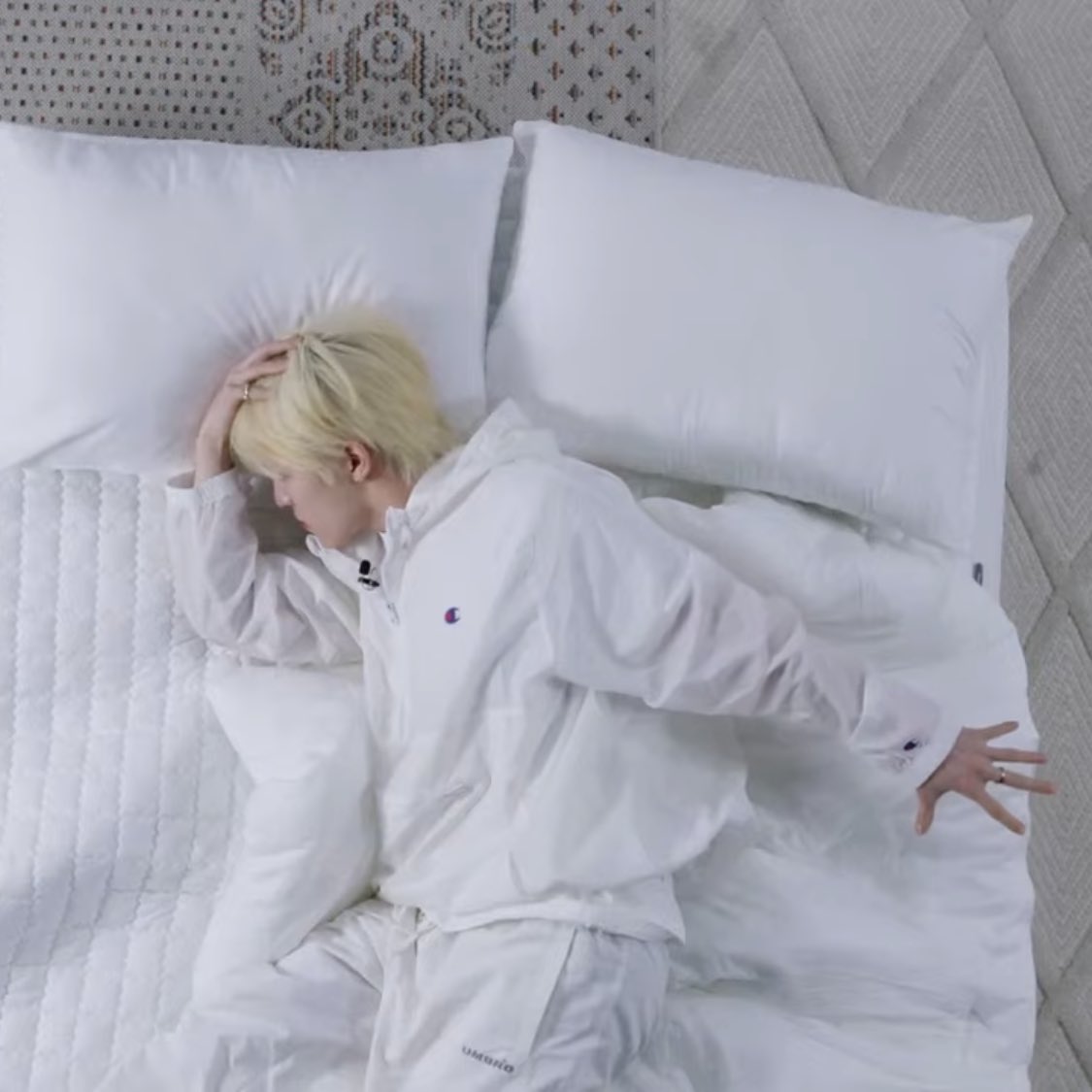 장하다 세븐틴
자면서도 아이돌의 기개를 보이는구나