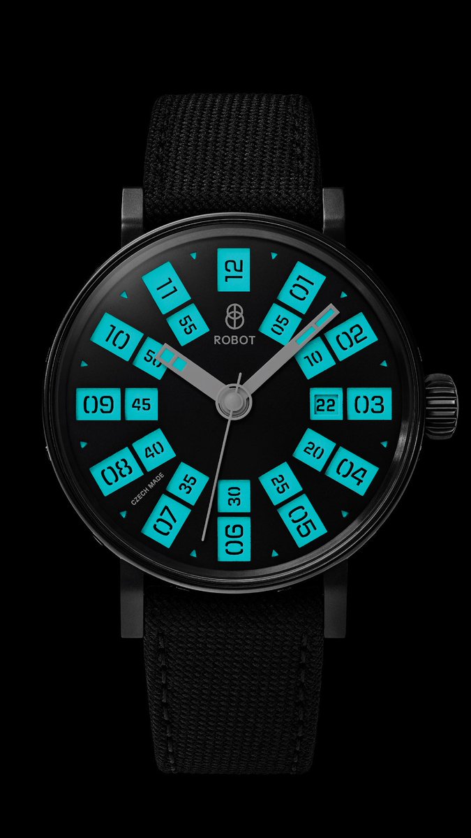 The new model of ANALOG watches of the Czech manufacturer Robot uses original Czech typography.
@radeksidun designed the dial, hands and a special set of numerals.
More on this here ⬇️
briefcasetype.com/blog/design-of…

#typography #watch