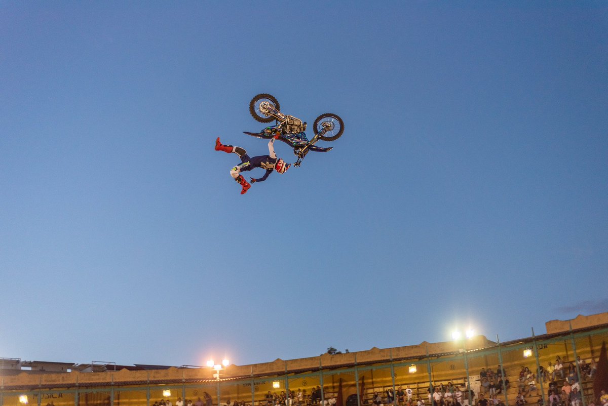 Bonita imagen del pasado evento @freestyleworldtour.oficial en #jerezdelafrontera @breaking_oficial <a href="/officialleatt/">Leatt Protectives</a> <a href="/mundotalio/">Mundo Talio</a> @fco_elbolo_frioarahal @eduardocastro732 <a href="/ecastromotos/">Yamaha Eduardo Castro Motos</a> @yamahamotor_es @manuel__ojeda @motoclubcoria @gpr_stabilizer @roturacing #freestyle #yamaha