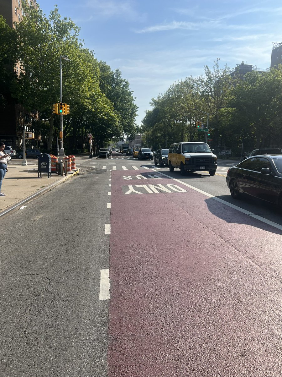 astoriabubble's tweet photo. Hey @NYC_DOT what’s going on with #q69? Busses are full. Not able to handle demand. #21st #buslane is only glorious if it works for riders downstream too!! https://t.co/E9C6zCTRZo