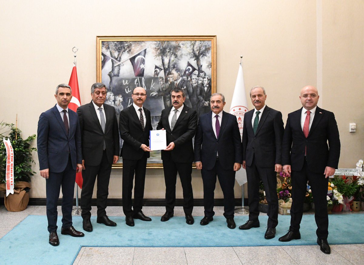 Milli Eğitim Bakanı Sayın Yusuf Tekin’i ziyaret ederek başarı dileklerimizi sunduk.
Ziyaretimizde eğitim çalışanlarının acil çözüm bekleyen taleplerine dair bilgi notunu da kendisine arz ettik.
-Eğitim öğretim yılına hazırlık ödeneğinin tüm eğitim çalışanlarına verilmesi,
-Bir