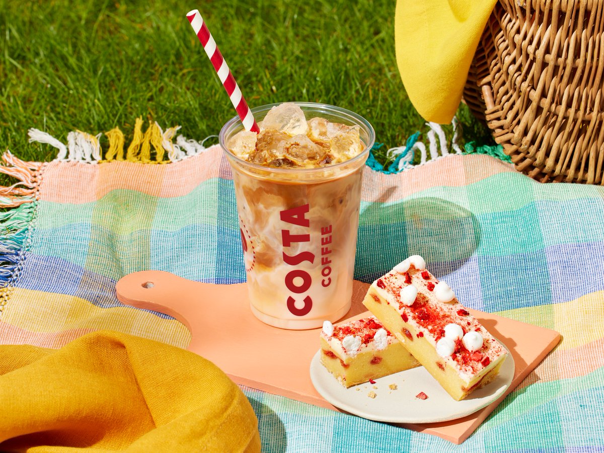 Take just 10 minutes this afternoon to make the most of the sun with an Iced Latte and Eton Mess Blondie ☀️🍓☕