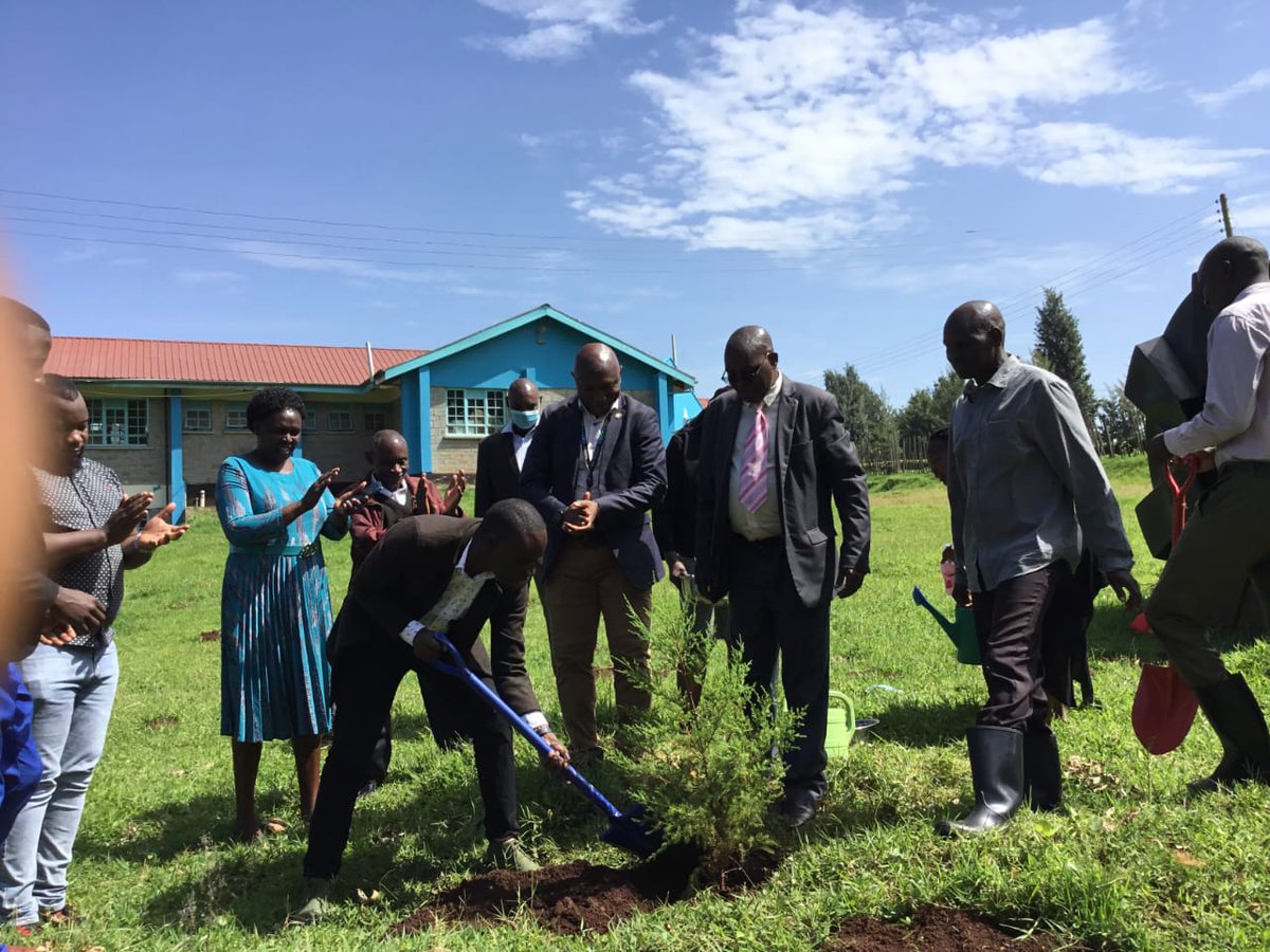 🌳🌍 Proud to see the  joint forces of our esteemed members and dedicated interns @University of Kabianga yesterday, as they took a step towards a greener future! Together,they planted trees alongside the incredible ED of @GcuCsayn, Mr @ntiokam 🌱🤝 #ClimateAction #TreePlanting