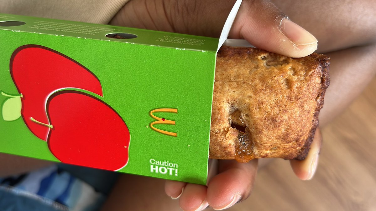 imdiamondwolf's tweet photo. I didn’t even finish taking it out the box… @McDonaldsCanada ummm … 🤢 not hair in my food https://t.co/jxn8GHGUwG