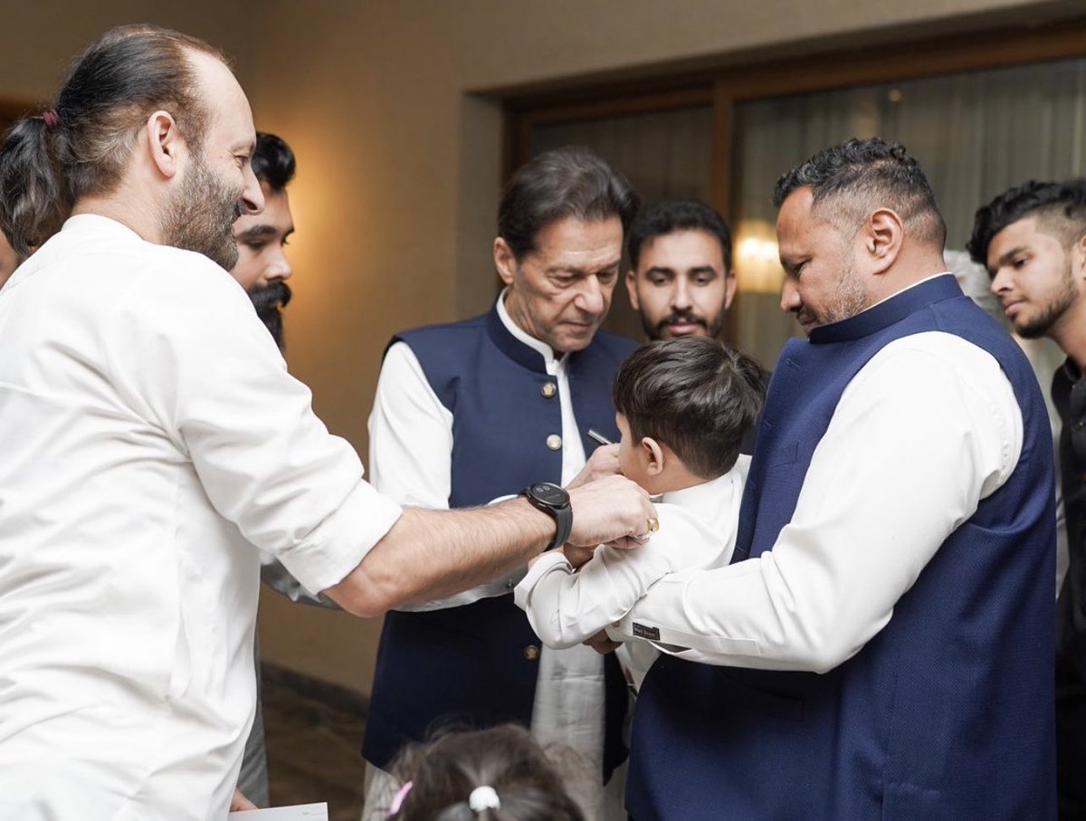 جب بھی عمران خان کی تصویر دیکھو ایک انگوٹھا لائک اور دوسرا انگوٹھا ریٹویٹ والے بٹن پر رکھ دیا کرو